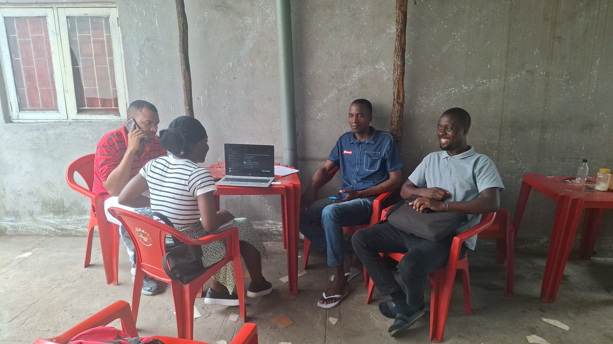 Participantes reunidos durante uma actividade de mobilização comunitária