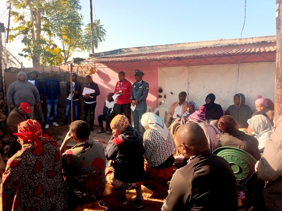 Moradores reunidos num diálogo comunitário sobre as actividades no território