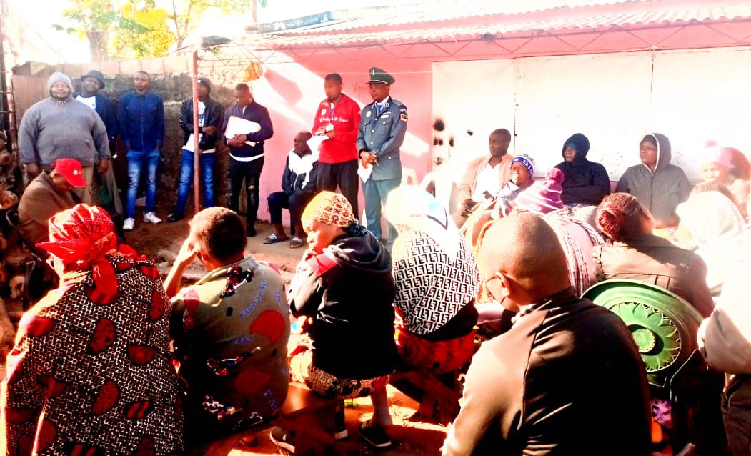 Encontro da Hitalhula com moradores durante uma actividade comunitária no bairro