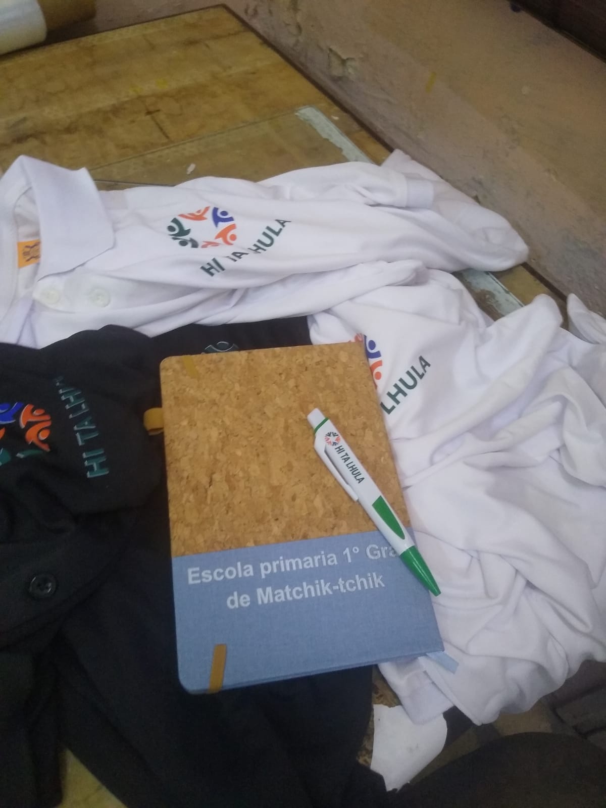 Materiais institucionais da Hitalhula preparados para a visita à Escola Primária Matchik-Tchik